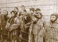Dzieci uwolnione z niewoli w obozie koncentracyjnym, 1945.
